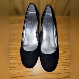 Women's Worthington Black Suede Slip On shoes Size 7.5M Excellent Preloved Cond